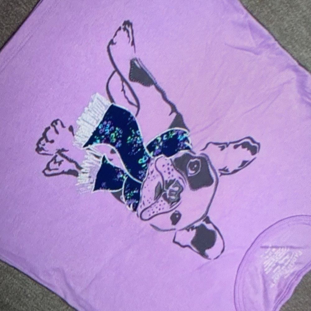 Features a classic design style shirt